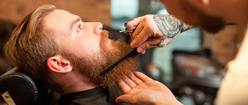 Outro cliente recebendo serviço no ambiente da barbearia.